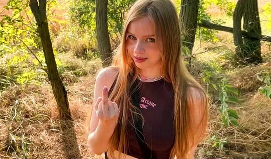 Отсосала член в лесу, чтоб не падать при ходьбе!