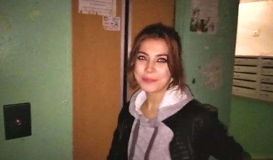 Русская парочка занимается сексом в подъезде случайного дома