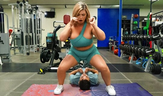 Пухленькая соседка оседлала молодой член прямо в фитнес-зале...