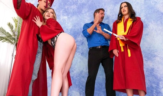 Выпускной закончился хорошим групповым сексом и все обиды забыты...