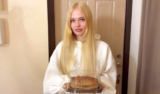 Симпатичная студентка ошиблась этажом и присела на член незнакомца...