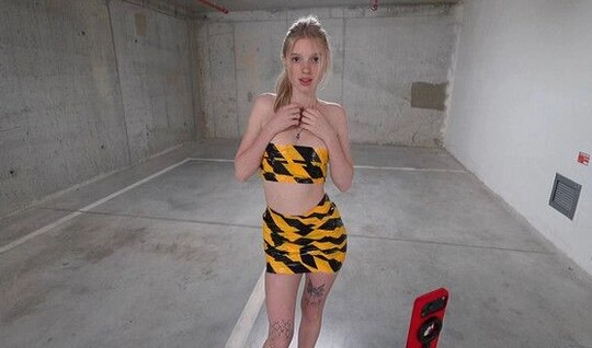 Охранник парковки отодрал молодую шмару за съемку на телефон...