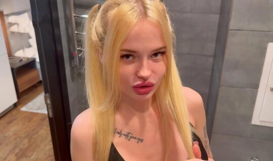 Сводная сестра уломала братика на секс в ванной...