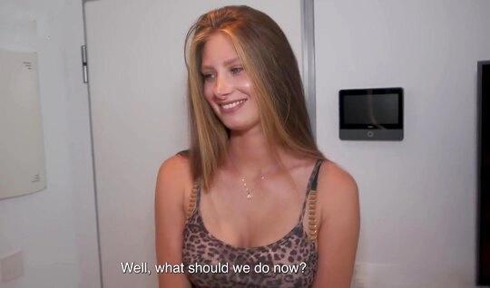 Хитрый парниша заманил соседку домой на секс...