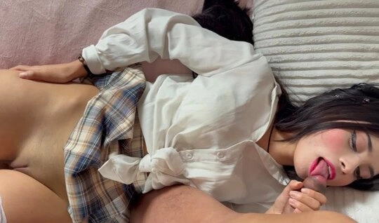 Одноклассница сделала мне минет, чтобы я хорошечно ее трахнул...