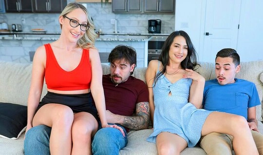 Эти мамаши знают как развлечь своих взрослых пасынков...