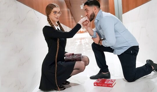 Девушка с длинными косами сама напросилась на жесткий секс рачком...